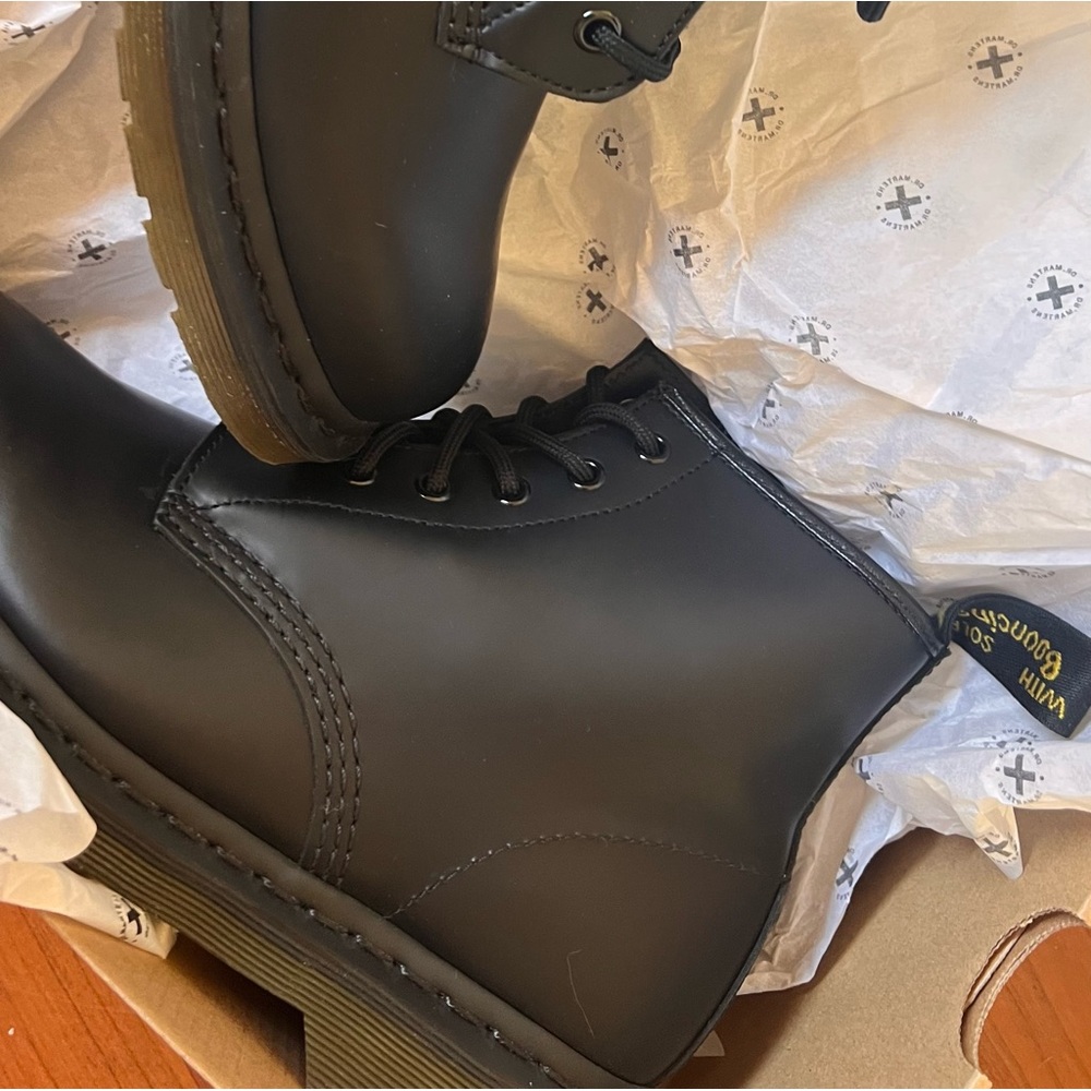 DR MARTENS BOOTS
